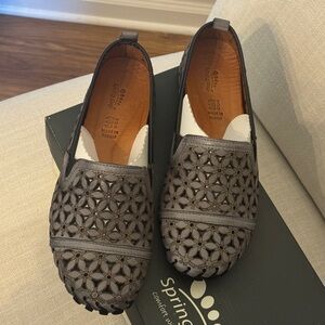 NIB...Spring Step FlowerFlow Flats Charcoal Size 38 EU....Size 7.5-8 US